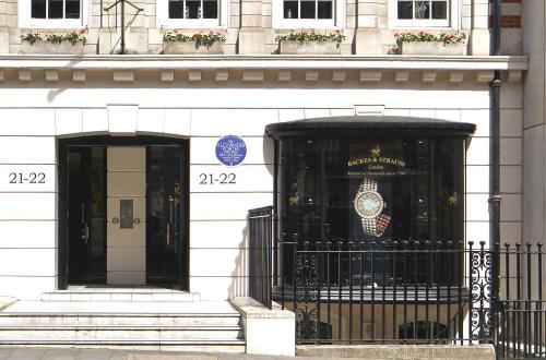 Modern office in Mayfair, London, available on a whole office or per desk basis