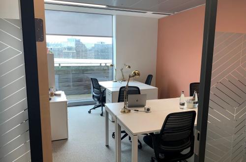 4 desks available in bright shared office 1 minute from Victoria Station