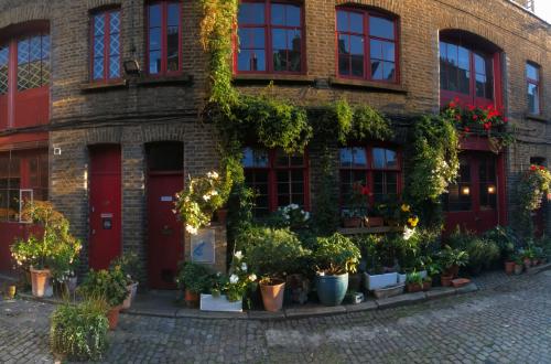 Deskspaces for creatives in Victorian mews £200-£300 - 5 mins from Kennington or Elephant tube