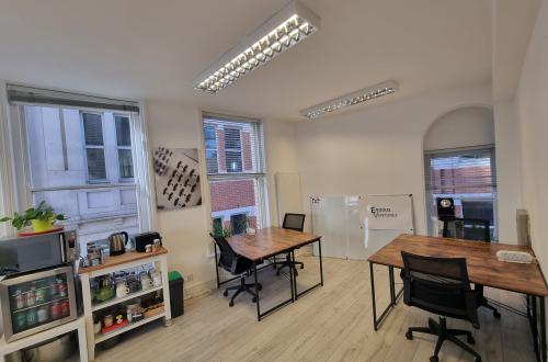 4 desks available in a beautiful shared office nr St Pauls