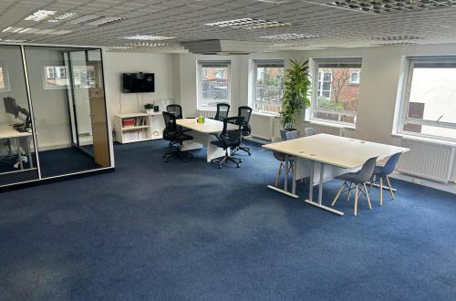 Bright, modern office suite to let in Guildford