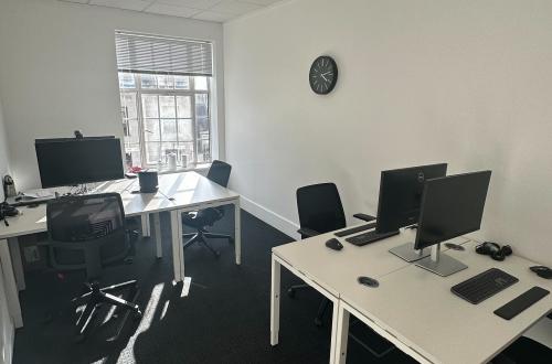 Office sharing opportunity 1-minute walk from Victoria Station alongside two friendly freelancers