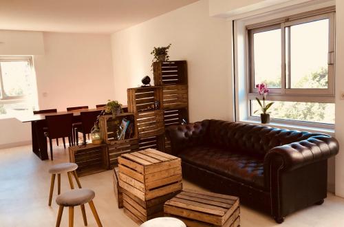 Bright apartment with large terrace — ideal for shared office or startup Quiet residence · Montgallet metro station (line 8) 100 m away · 12th arrondissement, Paris