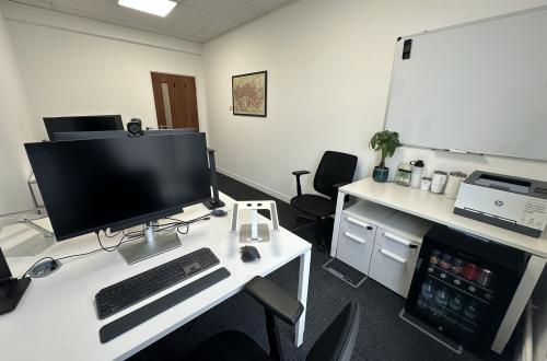 Office sharing opportunity 1-minute walk from Victoria Station alongside friendly freelancers