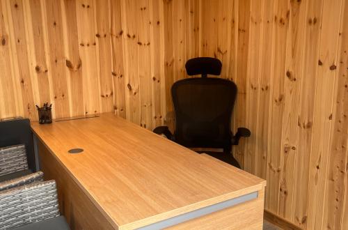 Vibrant Office space - FREE RENT - available in Leigh - EARN AN EXTRA WAGE TOO!