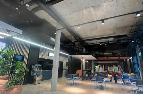 Desk to Rent in Modern/Vibrant Vauxhall Office