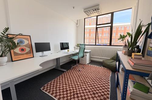 Fixed Desk Office Space in Creative Studio – Battersea SW8 3NS – £375 pcm (All bills included)